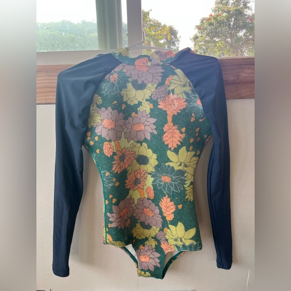 Seea Surf Suit - Picture 1 of 3